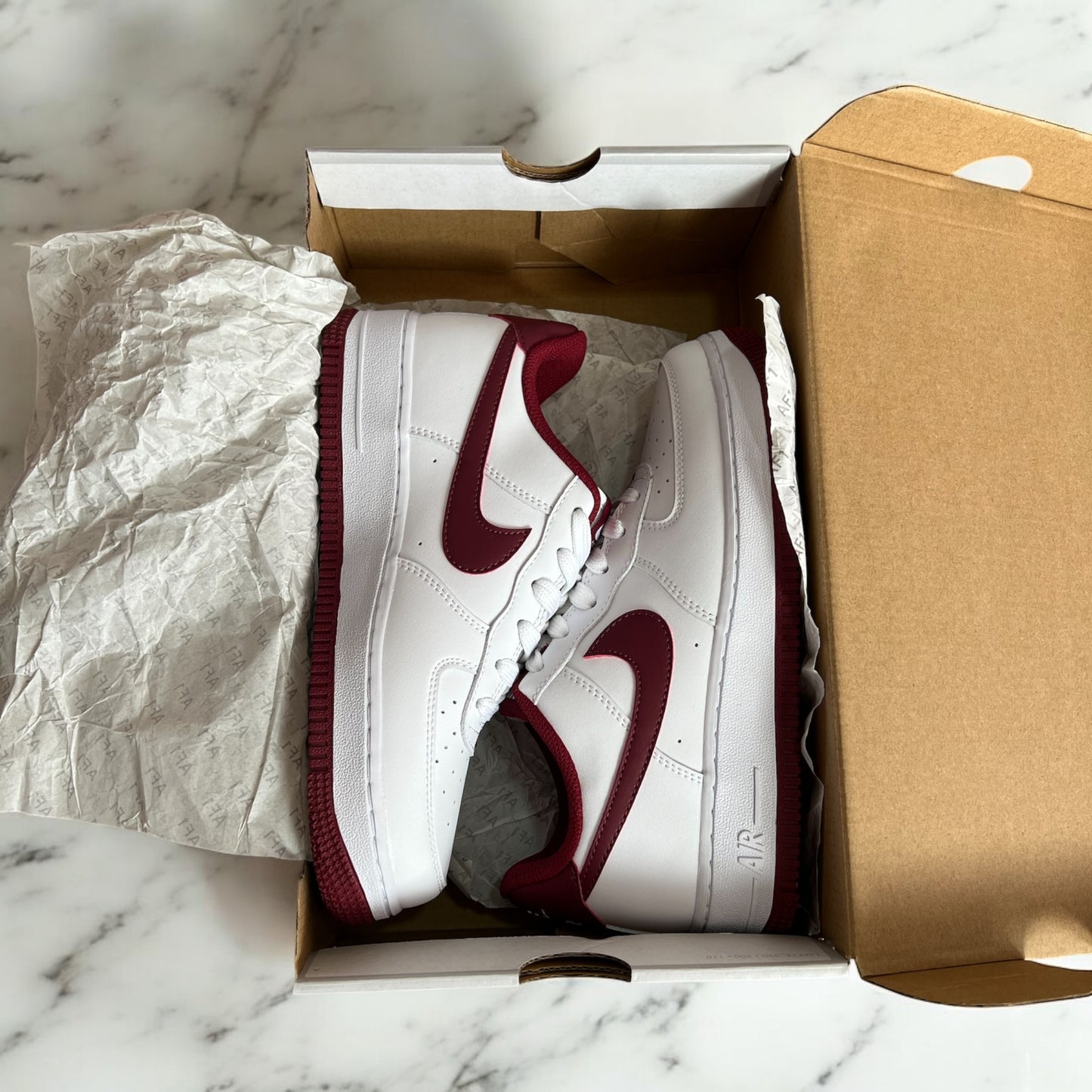 WMNS NIKE AIR FORCE 1 WHITE TEAM RED